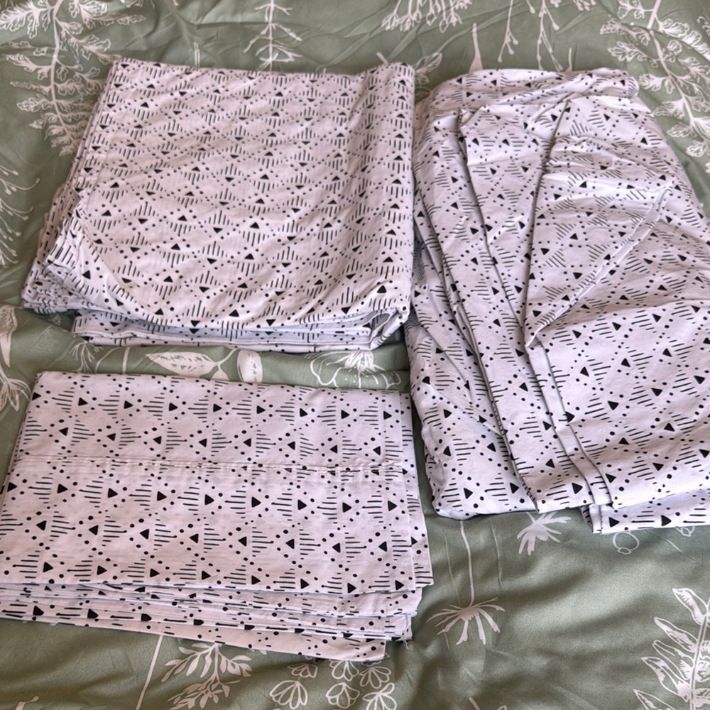 Elegant Black and White Patterned Bedding Set